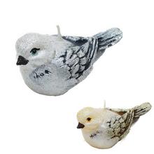 Malá sviečka v tvare vtáčika s dekoratívnym povrchom.