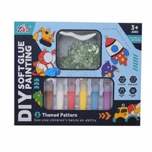 Kreatívna sada na výrobu kľúčeniek s rôznymi farbami a tvarmi.