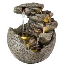 Fontána s okrúhlym kameňom a vodopádom.