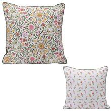 Štvorcový vankúš s kvetinovým vzorom.