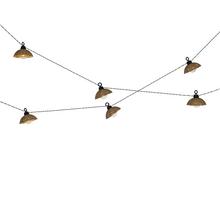 Solárne párty osvetlenie z prútia s lampášmi.