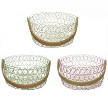 Kovový košík so srúčkou v troch farbách.