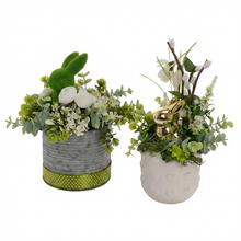 Jarné aranžmá v modrom hrnčeku s žltými tulipánmi a bielymi kvetmi.