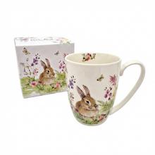 Šálka s veľkonočným zajačikom a kvetinovým motívom.