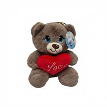 Plyšové zvieratko s červeným srdcom.