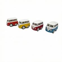 Prívesok na kľúče v tvare autíčka.