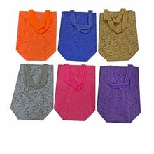 Darčekové tašky z netkanej textílie v rôznych farbách.