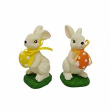 Figúrka zajaca s vajcom v krémovej farbe.