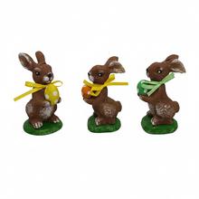 Hnedý zajac s vajíčkom a žltou stuhou.