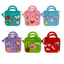 Kabelka s príveskom, so zipsom, rôzne farby a vzory.