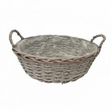 Malý darčekový kôš z prútia s uchami.