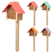 Domček pre hmyz s farebnou strechou.