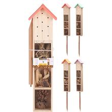 Dom pre hmyz s rôznymi farbami a prírodnými materiálmi.