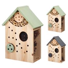 Dom pre hmyz s rôznymi otvormi a farbami.