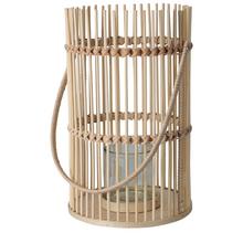 Bambusový lampáš s sklenenou nádobou.