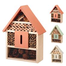 Dom pre hmyz s rôznymi farebnými strechami.