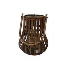 Hnedý ratanový lampáš s priemerom 16 cm a výškou 32 cm.