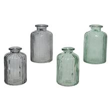 Sada sklenených váz rôznych tvarov a farieb.