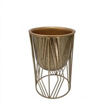 Zlatý kvetináč s obalom a stojanom, výška 26 cm, priemer 17 cm.