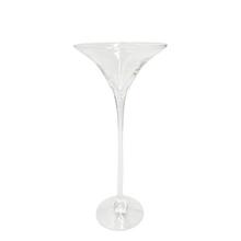 Sklenená váza s úzkym hrdlom a širokým dnom.