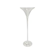 Sklenená váza s úzkym hrdlom a širokým dnom.