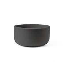 Kvetináč MOON 50 BASALT v tmavej farbe.