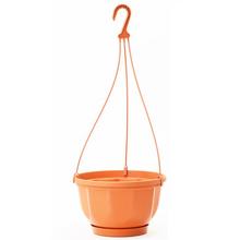 Závesný kvetináč v oranžovej a bielej farbe.