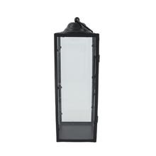 Veľký čierny lampáš z kovu a skla.