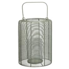 Olivovozelený kovový lampáš so skleneným vkladom.
