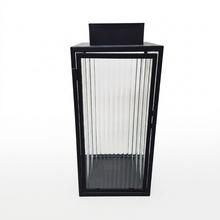 Veľký čierny kovový lampáš
