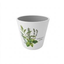 Biely kvetináč s rastlinami a nápisom 'HERBS'