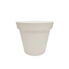 Biely kvetináč s priemerom 23 cm.