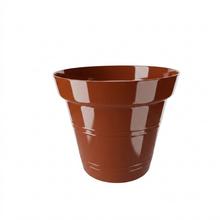 Kvetináč v terakotovej farbe s priemerom 23 cm.