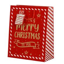 Vianočná taška s nápisom 'Very Merry Christmas' a ozdobným štítkom.
