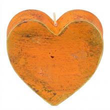 Srdcová sviečka v oranžovej farbe.